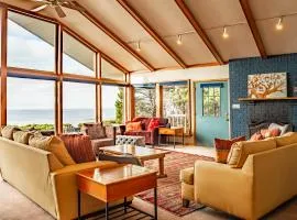 Hot Tub & Game Room in Large Ocean Front Home! Second Story