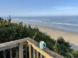 Ocean Front with Spectacular Views! 2 Bedroom, 2 Bath! Seal Rock Cottage!