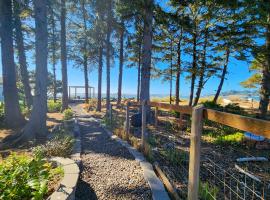 Bayfront Home! Walk to Everything! Hot Tub! Salty Siren, hotel en Waldport