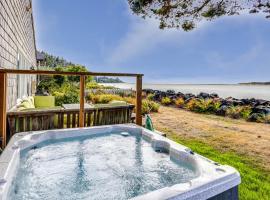 Fish From Your Back Yard! Ocean & Bay View! Hot Tub! Red Door House, hotel sa Waldport