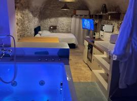Suite secrète avec jacuzzi ambiance romantique, hotel in Livron-sur-Drôme