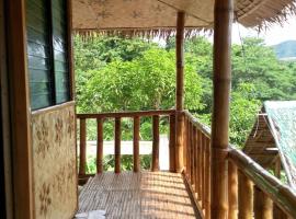 Hilltop chalet, with AC, private bathroom, kitchen & balcony with views, chalé em Coron