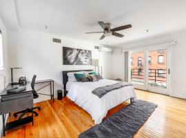 Modern 3BR Townhouse with Private Rooftop & Parking Minutes to NYC, self catering accommodation in Hoboken