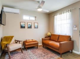 Couples Retreat! Shop, Dine, Explore Dtwn Oakdale, hotel in Oakdale