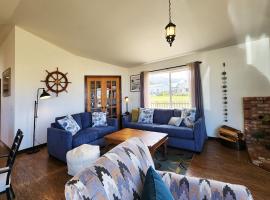 Ocean View, Walk to Everything! Dog Friendly! Wheelhouse Cottage, hotel u gradu 'Yachats'