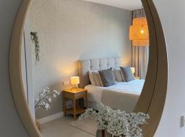 New luxury resort Ipanema - spa - large terrace - sea views - king bed - Calanova golf - Mijas, hotel in Mijas Costa