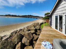 Alsea Bay Cottage with Hot Tub! The Retreat, hotel en Waldport