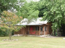 Jones Riverside Cabin, hotel in Utopia