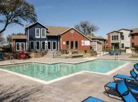 Upgraded 2BD Pool DFW South 183-161 i015