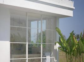 Brand New ! Villa Bella Lovina - Private Pool - Rice Field View, Hotel in Panji