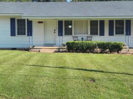 Charming 3-bedroom cottage, hotel en Sylvester