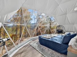 Glamping Dome w Fire Pit WiFi King Bed & Bath, hotel a Wardensville