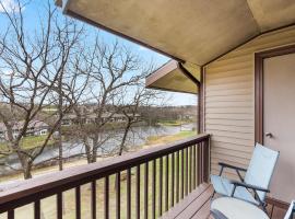 Great Day - Picture-Perfect Condo in Pointe Royale, hotel din Branson