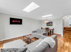 Bright 6BR Near Niagara Falls with BBQ Yard, хотел в Thorold