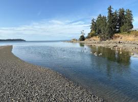 Oceanside Getaway, hotel em Nanoose Bay