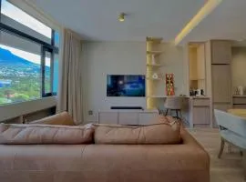 Stunning Table Mountain Views in stylish Studio