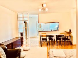 バス停"平城札所前"徒歩0分 四国愛媛の宿 "40番たっきゅうミニホテル" "No40 Takkyu mini hotel", hotel in Hirajō