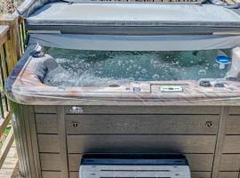 Crescent Moon Hygge Tiny Home by Dollywood, Hot Tub 3PM Check in, domek nebo chatka v destinaci Sevierville