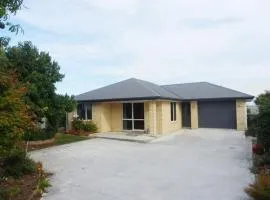 2 bedroom whole house 1 Queen 2 Single bed