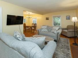 4BR-3BA Charming Family-Sized in Ames, hotel in Ames