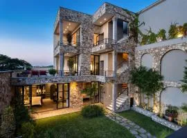 Vista Vieja, 6BR Luxury Villa with Pool & City Views