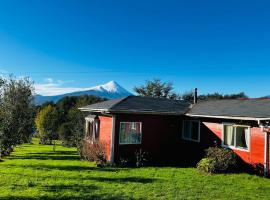 Casa con orilla de río y vista a los volcanes, hotel in Llanquihue