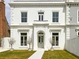 Willow House, Georgian Property in Shepperton, Double-Bed with Living Room, Bathroom and Utility Room available