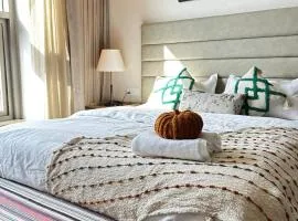 Luxury Stay in Gurgaon - Book Half Day or Night also
