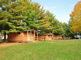 Plymouth Rock Camping Resort One-Bedroom Cabin 6, hotel in Elkhart Lake