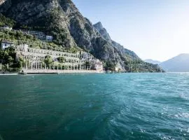 Ca dela Nua front lake