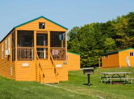 Plymouth Rock Camping Resort Deluxe Cabin 16، فندق مع موقف سيارات في Elkhart Lake