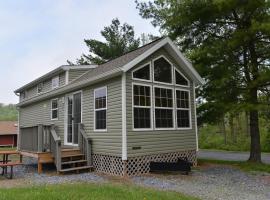 Hershey Camping Resort Loft Park Model 7, tiny house in Mount Wilson