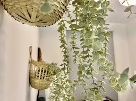 Karama pretty unit near metro