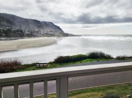 Oceanfront Views! Hot Tub! Starlit Shores, hotel in Yachats