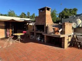 Plaza Godoy Cruz, habitacion y baño privado en casa 6 ambientes terraza parrilla