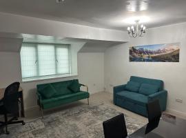 Serene Birmingham City Apartment with free parking - Sleeps 6 - Prime, Disney, Netflix, hotel in Birmingham