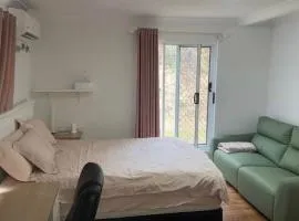 UQ master room for 3 people with back yard U2