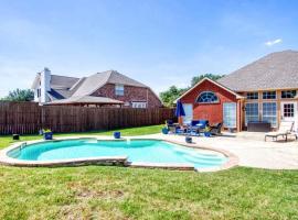 Big Backyard w pool, Centrally Located, hotel in The Colony
