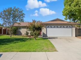 The Cozy Rustic Sequoia Wi-Fi & 2 Garage, hotel in Tulare