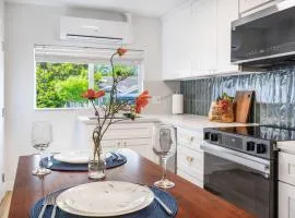 Modern 1BR Designer's Oasis 1min to I-5 Costo