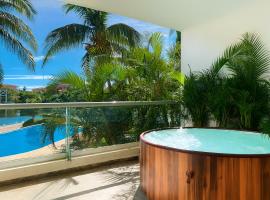 High-End Waterfront Condo at Secrets Waters, hotel din Puerto Aventuras