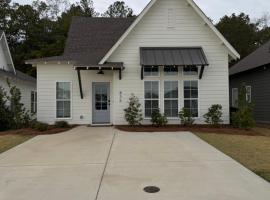 Auburn, Opelika Sleeps 8, close Auburn University, hotel v destinaci Opelika