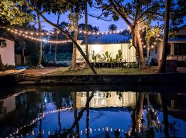 Lakefront 1 BR Cabin with Lake access & Hammock, hotel a Kollam