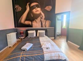 Suite Familiale au Château avec Balcon sur Parc - FR-1-591-767, hotel in Cluis