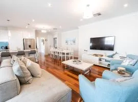 The Lake House - Spacious Group Haven by the Bay