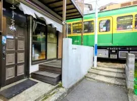 江ノ電の線路沿いにある宿【film koshigoe】