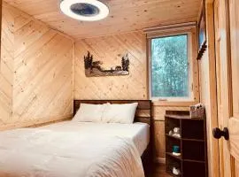 Big Lake Alaska Cozy Cub Cabin with Private Hot Tub & Sauna