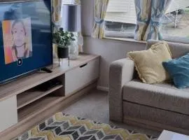 Stunning 6 Berth Caravan At Marine Holiday Park, Rhyl Ref 16191M