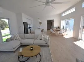 Luxury Coastal Retreat -14 Haynes Rd, Middleton