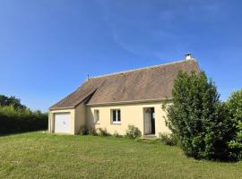 Calme et vue panoramique champs et la Sarthe, hotel in La Mesniere